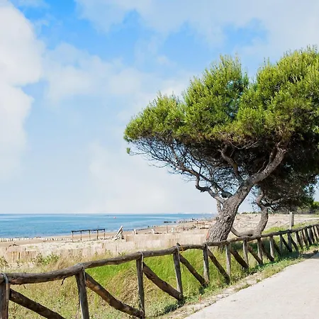 Villa Terraced With Outdoor Fireplace